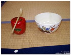 日本留遊學 將茶碗放於前方　逆時針將花紋轉於自己面前　手靠在膝蓋上