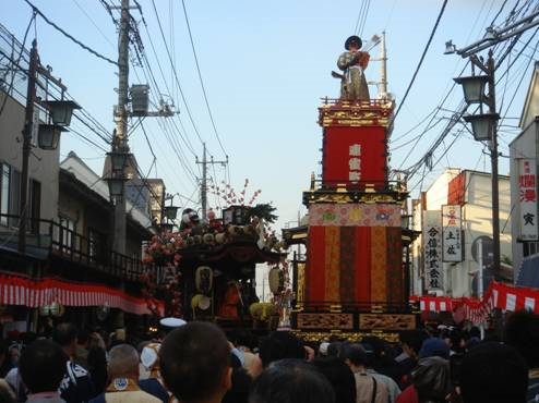 日本留學心得 華麗的山車更增添祭典的熱鬧氣氛